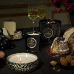 Voluspa Maison Noir 3-wick Tin Geurkaars 40 Uur -Sfeer Decoratie 505889 01 11 EnvironmentImage 0eb9bf7cb7