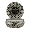 Voluspa Maison Noir 3-wick Tin Geurkaars 40 Uur 2 Voluspa Maison Noir 3-wick Tin Geurkaars 40 Uur -Sfeer Decoratie 505889 01 1 ProductImageMain 7df646d8bd