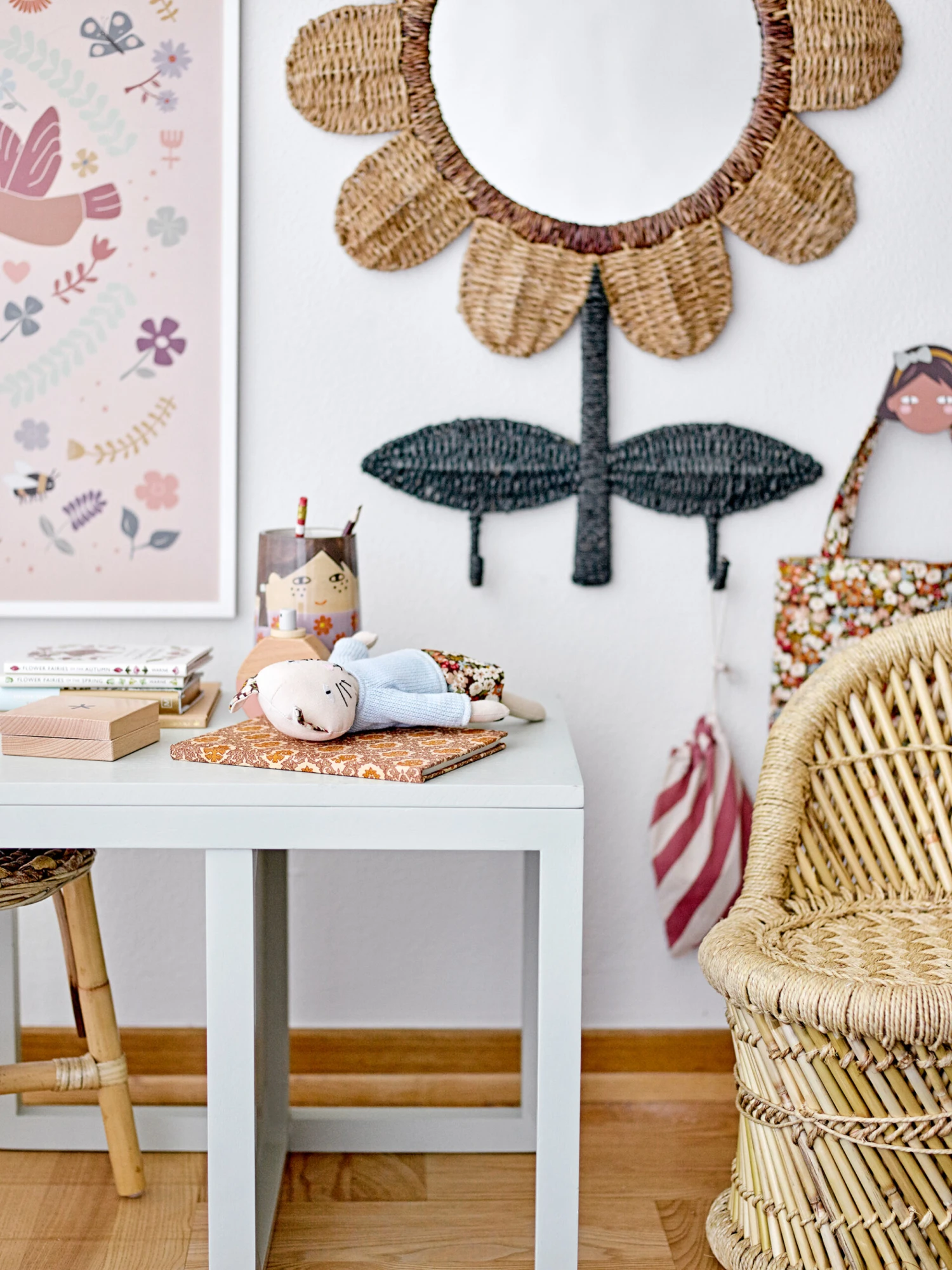 Bloomingville Nabiya Spiegel Met Haken 56x74 Cm 5 Bloomingville Nabiya Spiegel Met Haken 56x74 Cm - Afbeelding 3