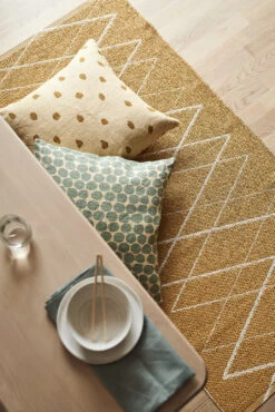 Peak Kunststof Vloerkleed Mustard 8 Peak Kunststof Vloerkleed Mustard -Sfeer Decoratie 515718 01 4 EnvironmentImage 21930d521e