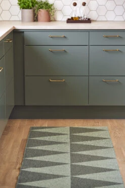 Rime Kunststof Vloerkleed Groen -Sfeer Decoratie 515731 01 4 EnvironmentImage f11dac09c7