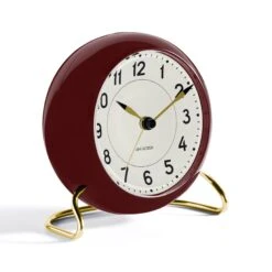 AJ Station Tafelklok Bourgondisch 7 AJ Station Tafelklok Bourgondisch -Sfeer Decoratie arne jacobsen clocks aj station table clock burgundy p 16300 01 03 945069e0ec